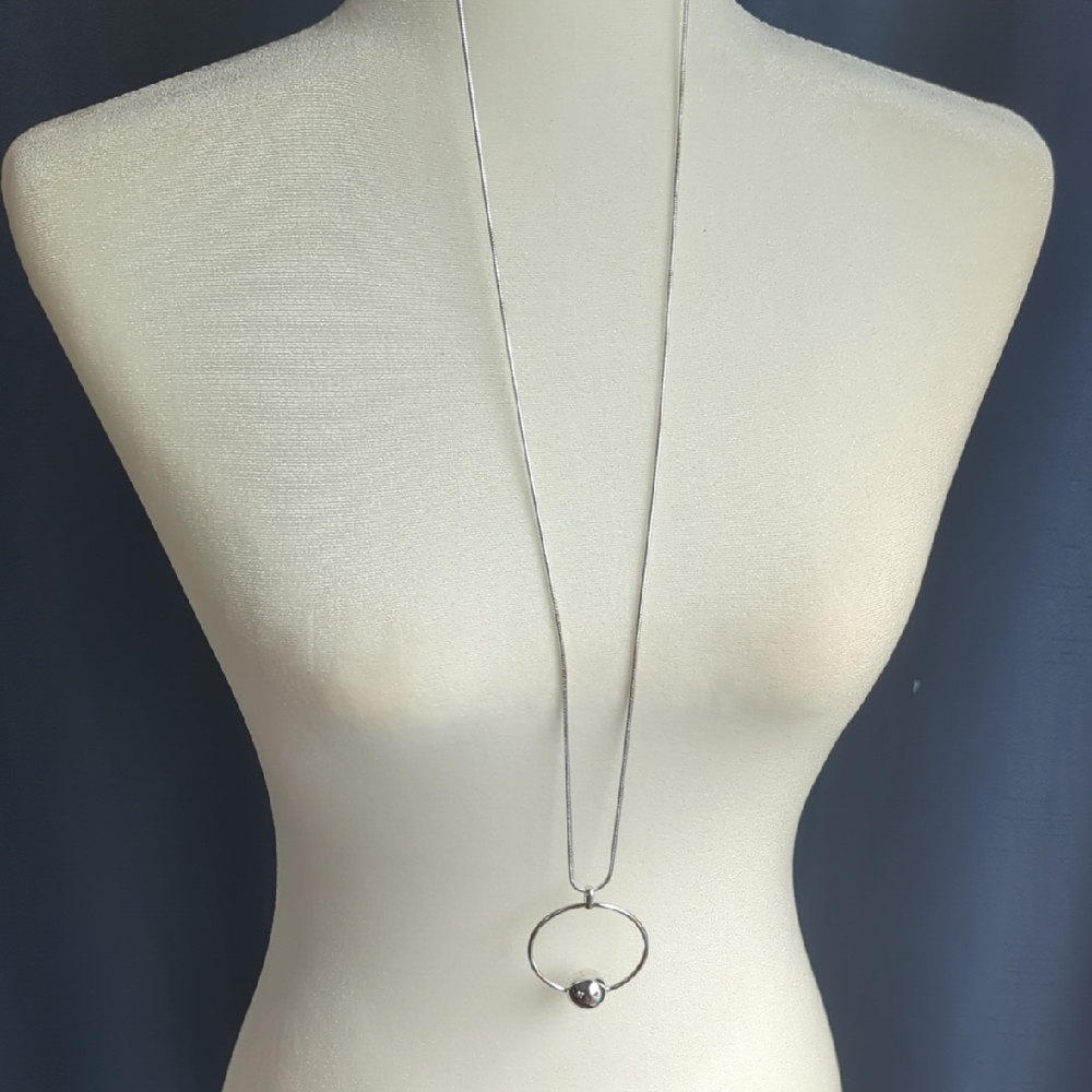 Elegant Silver Necklace with Pendant